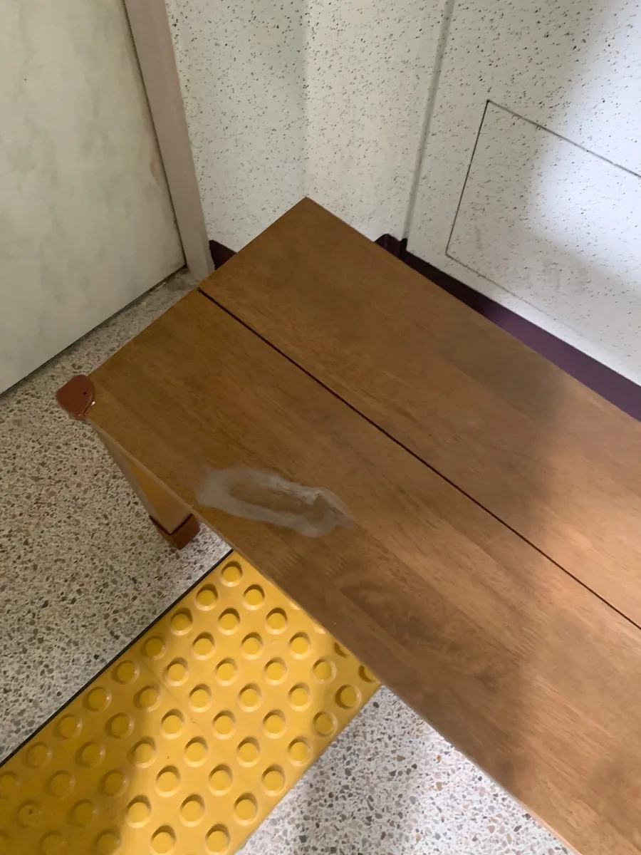 군포 벤치코팅 작업 전 모서리 얼룩 상태