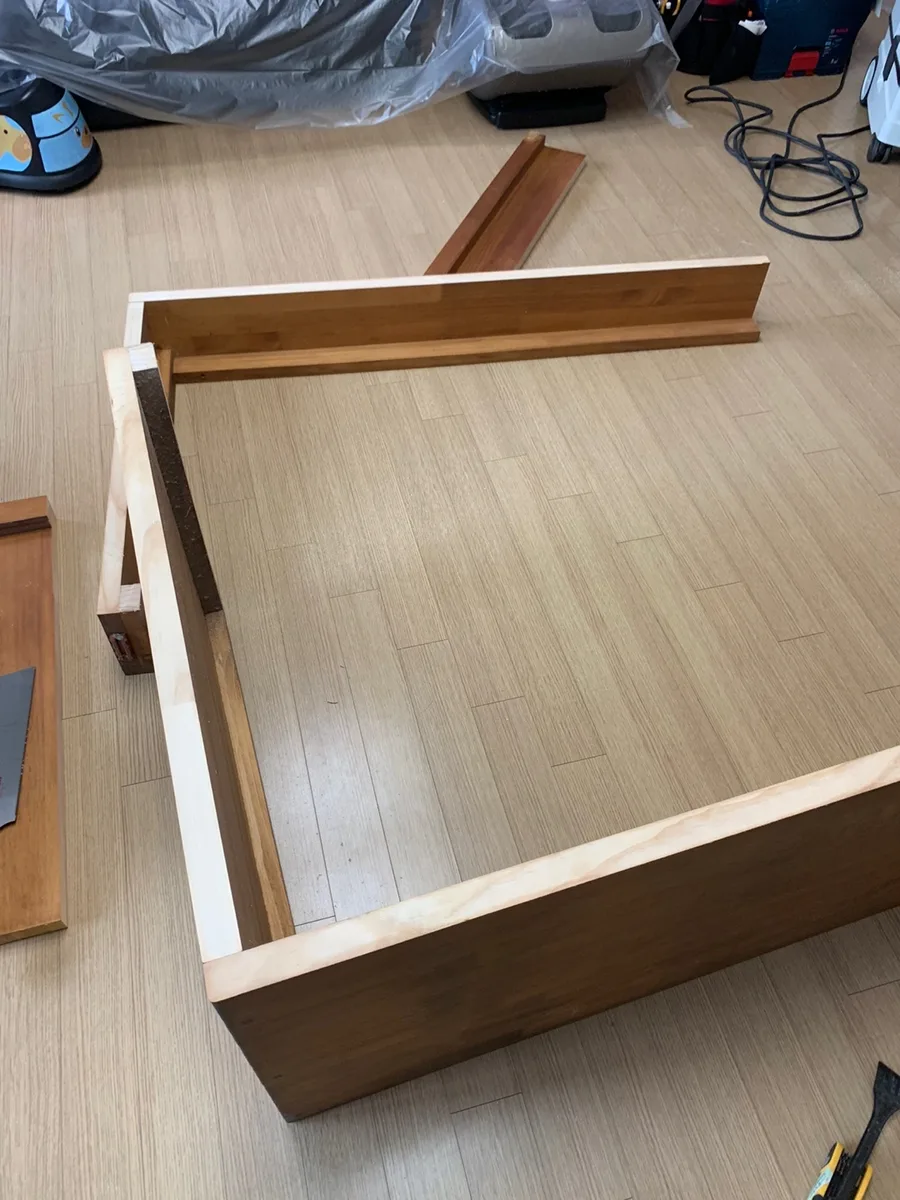 이천 식탁상판 리폼 하부 프레임을 새로 짜는 작업 모습
